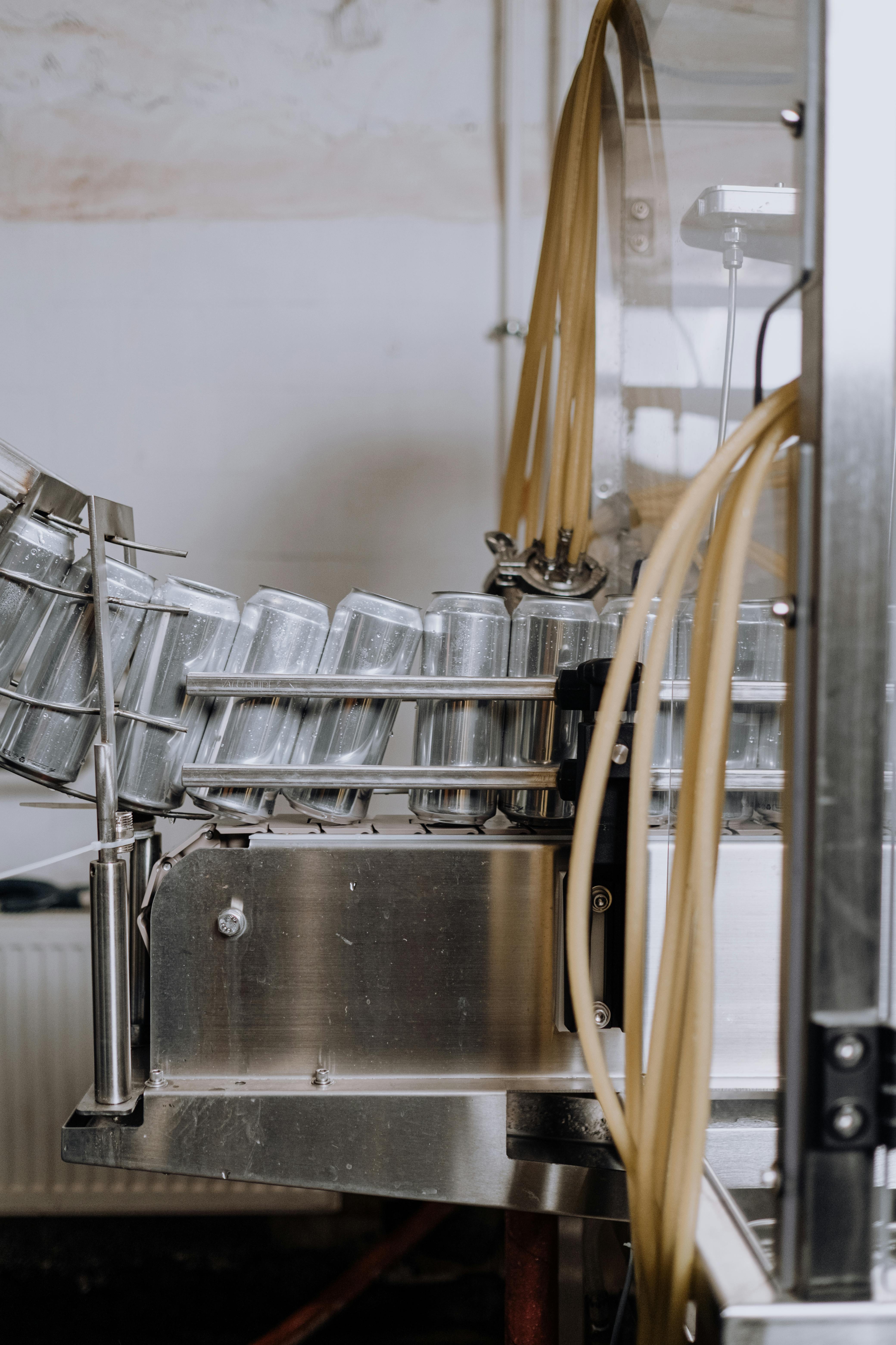 Das Gen für die Huntington-Krankheit kann die Arbeit in der Zellfabrik beeinträchtigen, indem es andere Arbeiter von ihrer Arbeit ablenkt, nur in Bruchstücken produziert wird und einen Stau am Fließband verursacht. Dies hat Folgen für alles, was nach der Herstellung des Proteins passiert, wie viele wichtige Zellfunktionen.  