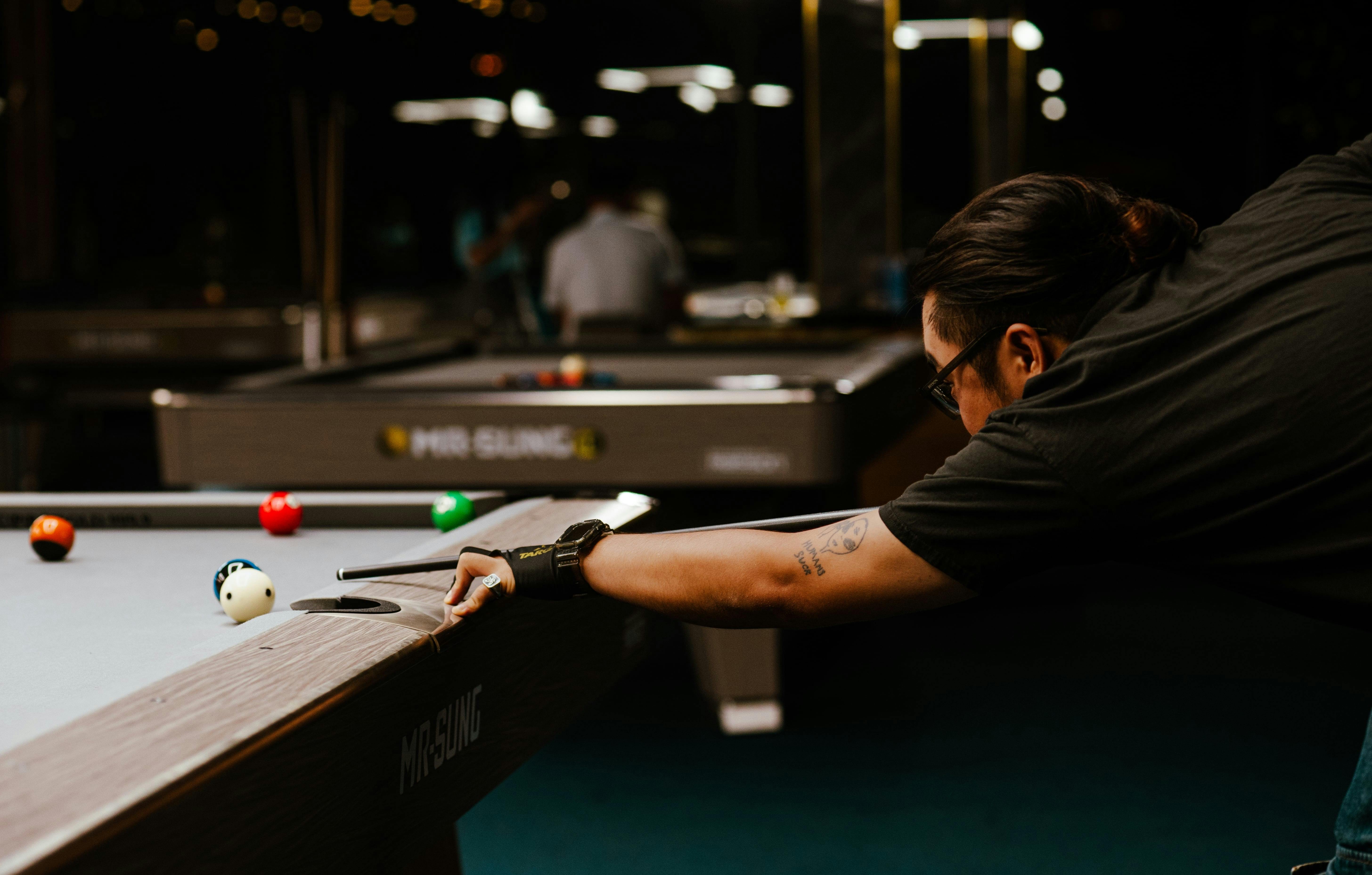 Ähnlich wie beim Billard müssen bei klinischen Studien vor Beginn die letzten Schüsse abgegeben werden. Diese vorab festgelegten Endpunkte zeigen, dass Arzneimittelhersteller ihre Medikamente mit einem gewissen Ziel entwickeln.  
